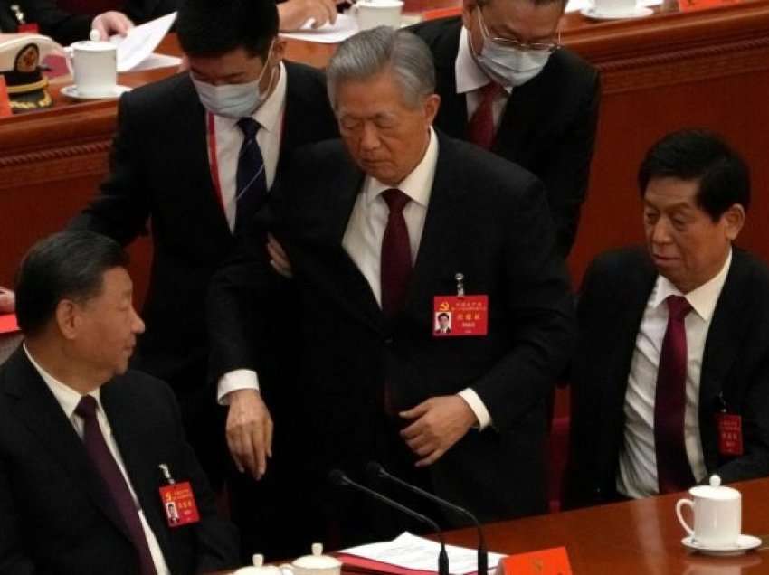 Pamjet u bënë virale, mediat kineze tregojnë arsyen pse ish-presidenti ‘u dëbua’ nga salla e Kongresit të Partisë Komuniste