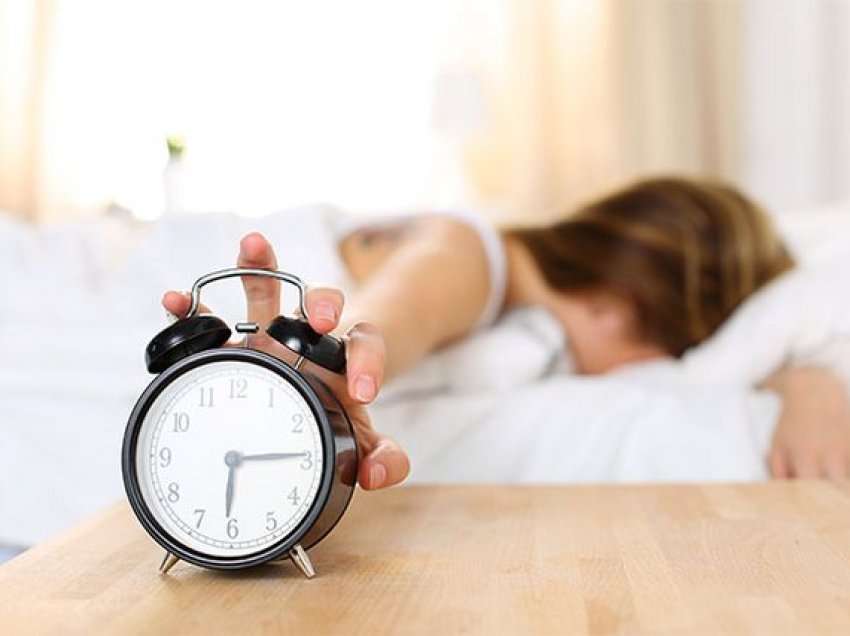 Ju del gjumi pak sekonda para se të bjerë alarmi? Shkencëtarët shpjegojnë çfarë fshihet pas kësaj