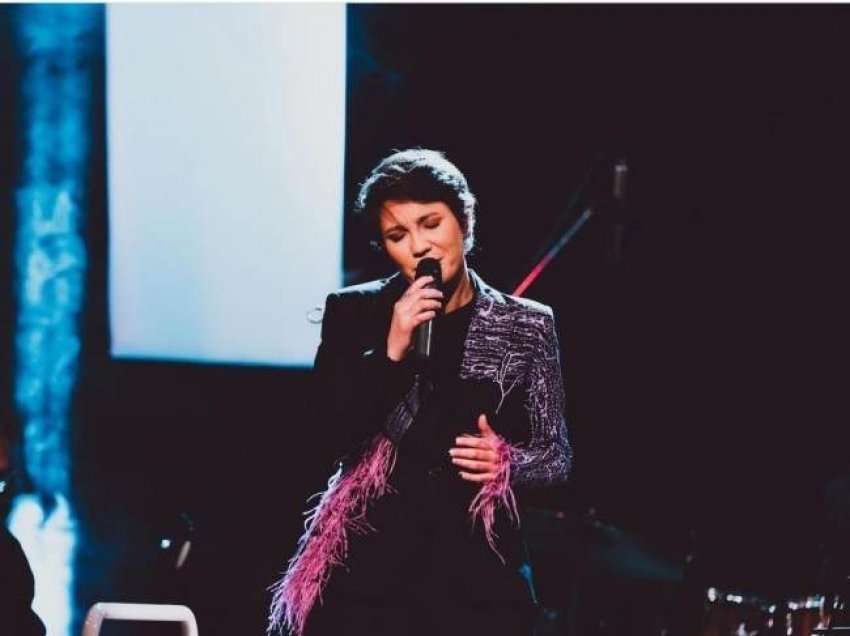 Këngëtarja nga Kosova doli në skenë me infuzion