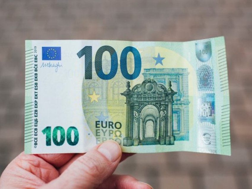 Paratë 100 dhe 2 euroshe më të falsifikuarat në Kosovë, eksperti tregon si t’i vëreni ato