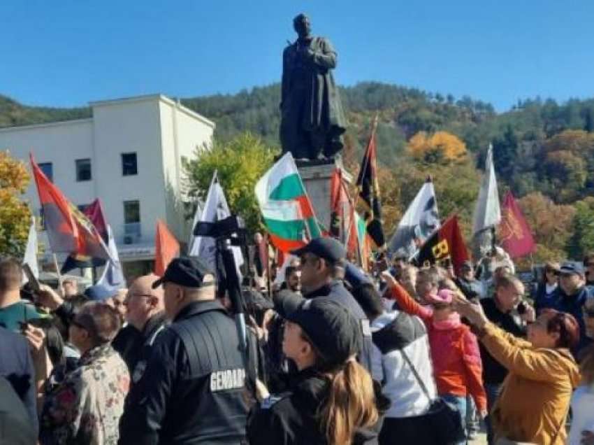 OBRM e Bullgarisë pengoi vendosjen e luleve para monumentit të Goce Delçevit në Bllagoevgrad