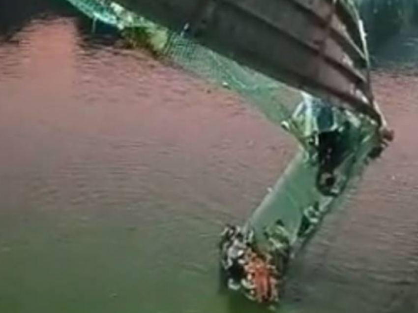 Së paku 30 të vdekur e dhjetra të plagosur nga shembja e urës në Indi
