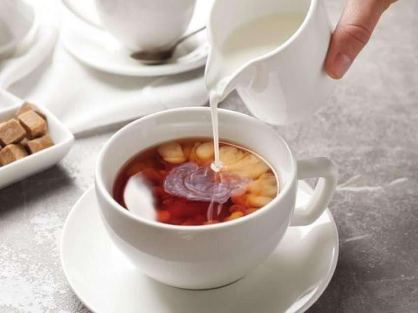 Mësoni pse britanikët e shoqërojnë çajin me qumësht