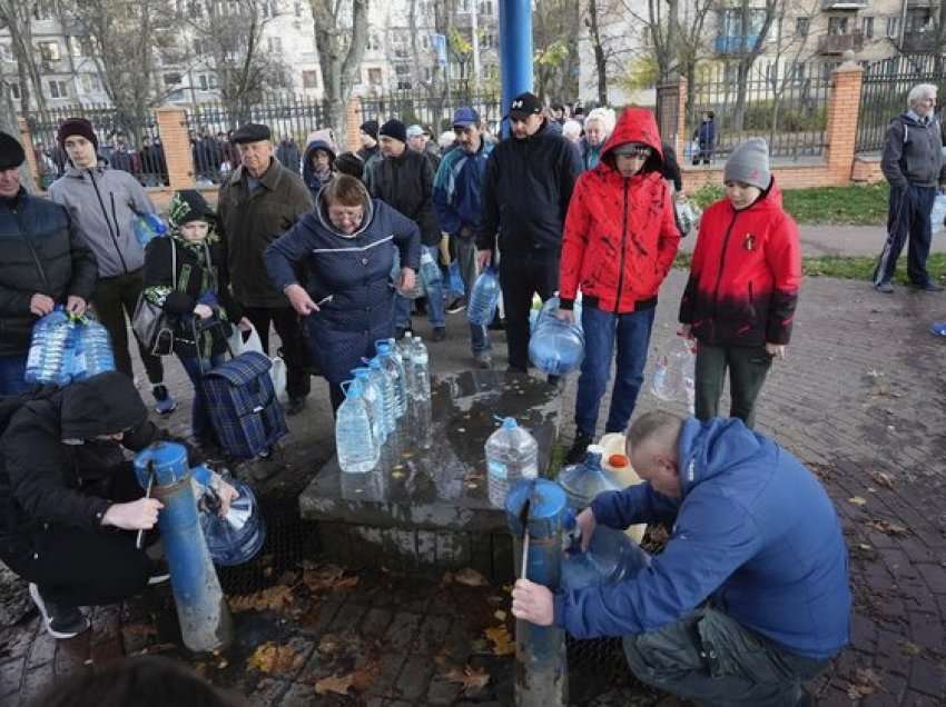 Njerëzit në radhë me bidona, Kievi pa drita dhe ujë pas sulmeve me raketa