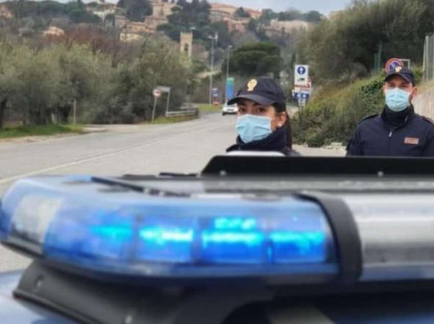   Shqiptari hyn për të vjedhur në banesën e italianëve që ishin me pushime, kapet nga policia