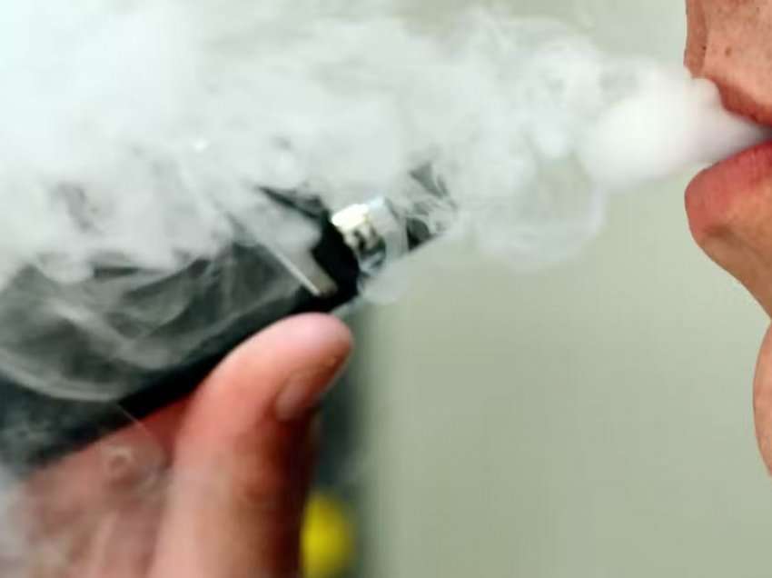 Adoleshentët kanë më shumë gjasa të provojnë cigaren elektronike sesa duhanin, sipas një studimi