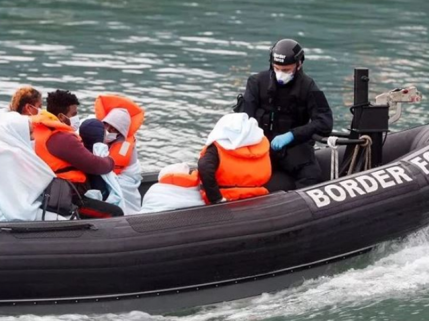 Me gomone drejt Anglisë, autoritete franceze shpëtojnë 190 emigrantë që ishin në rrezik