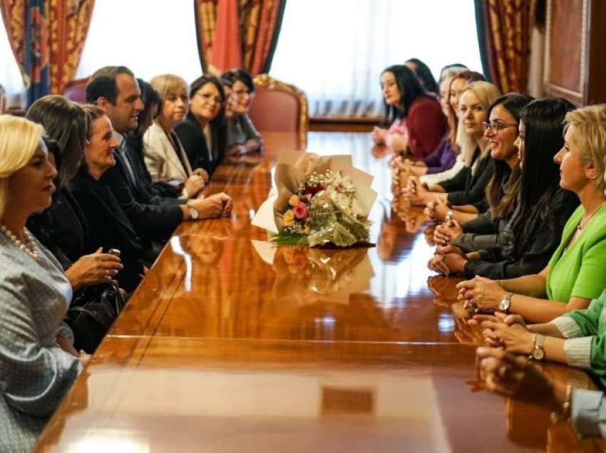 Kryetaret e degëve të Forumit të Gruas së LDK-së vizitojnë familjen e presidentit Rugova