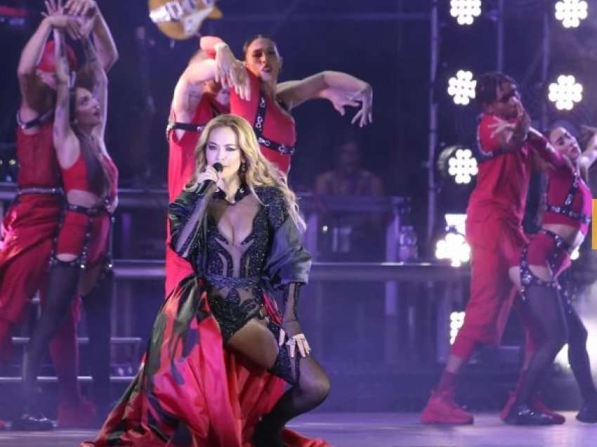 Rita Ora elektrizon Tiranën! Koncerti mbledh qindra të rinj në sheshin “Skënderbej” 