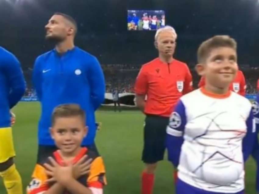 Shqiponja e “vogël” çmend serbët gjatë himnit të Champions League