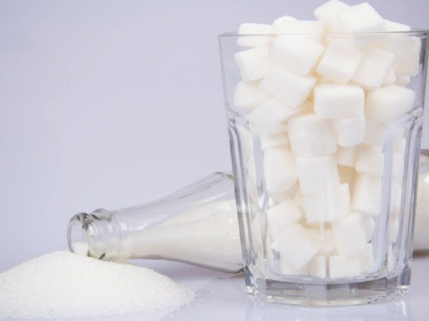 A është vërtet e dëmshme të konsumosh sheqer para gjumit?