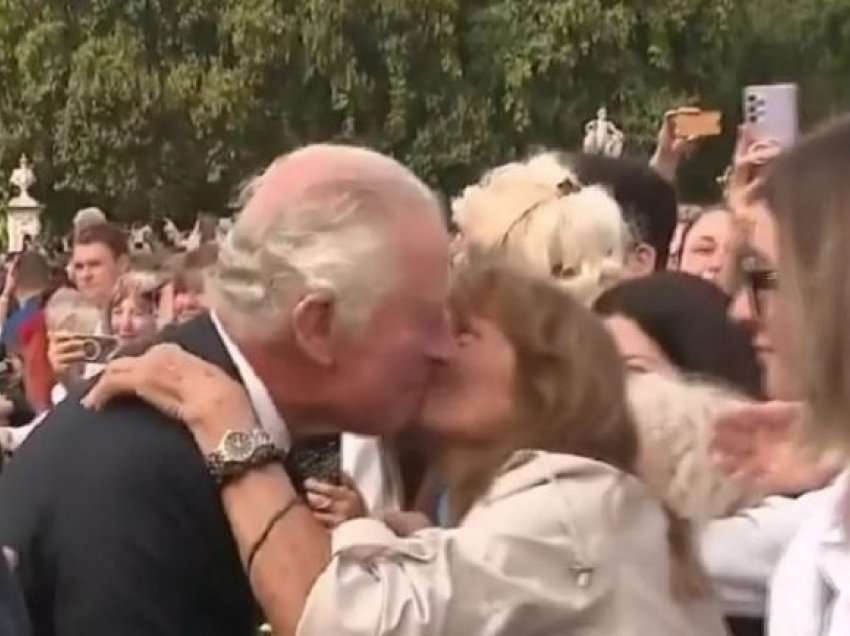 Pamje/ Gruaja puth Mbretin Charles në shenjë ngushëllimi: Jam shumë e lumtur...!