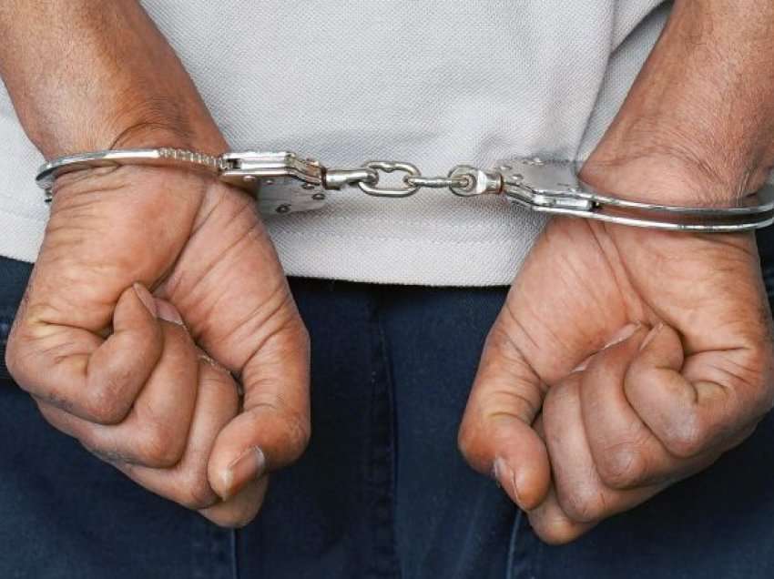 ​Arrestohet një i dyshuar për mashtrim me bileta në Pejë, përfitoi mbi 10 mijë euro