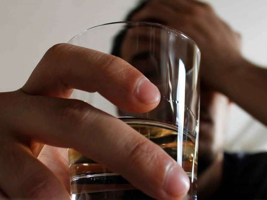 Si konsumimi i alkoolit ndryshon trurin (përgjithmonë) dhe krijon varësi