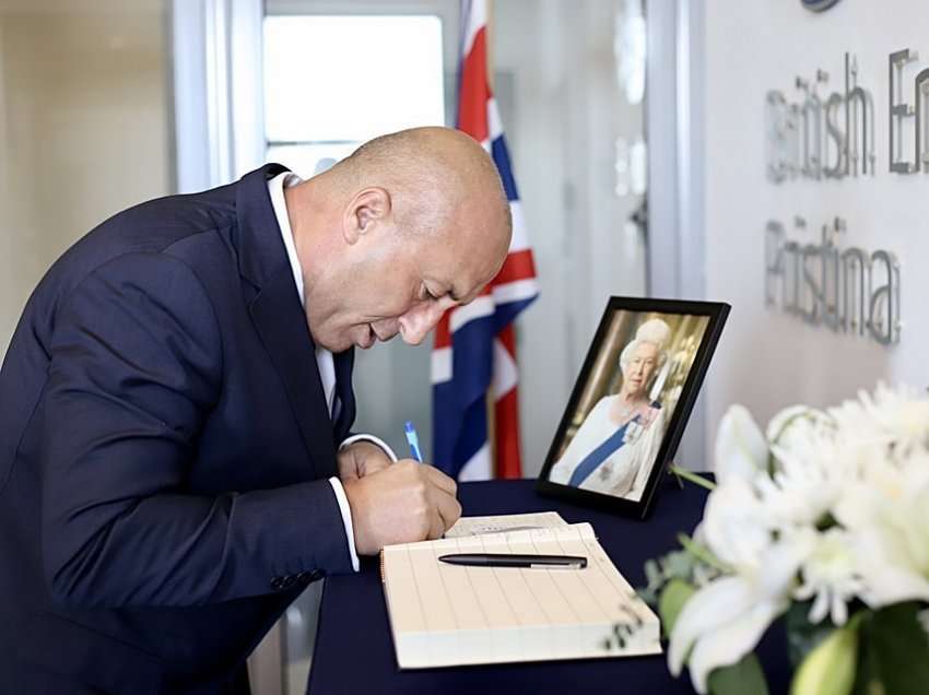 Haradinaj nënshkruhet në “Librin e Ngushëllimeve” për Elizabeth II