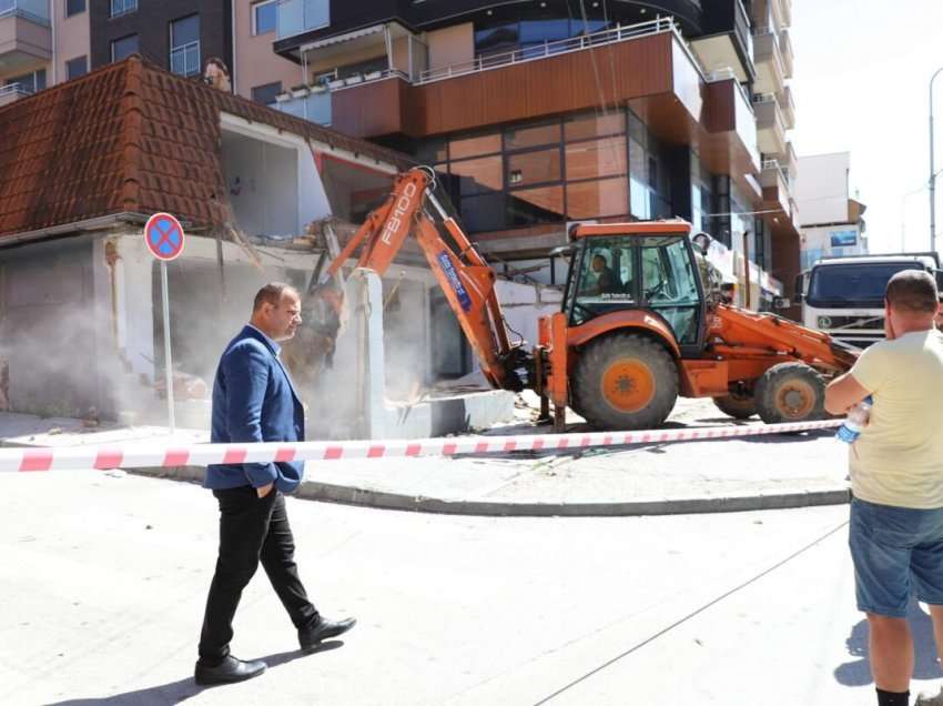Rrënohet një objekt i ndërtuar pa leje në pronën e Komunës së Mitrovicës