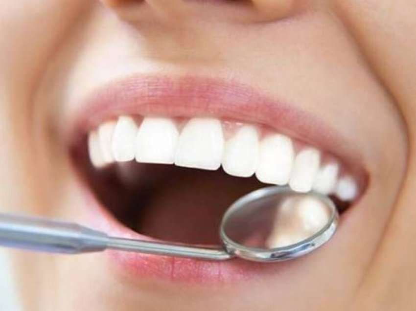 Kujdes! Në dukje i padëmshëm, ky zakon mund të jetë një “katastrofë” për dhëmbët tuaj
