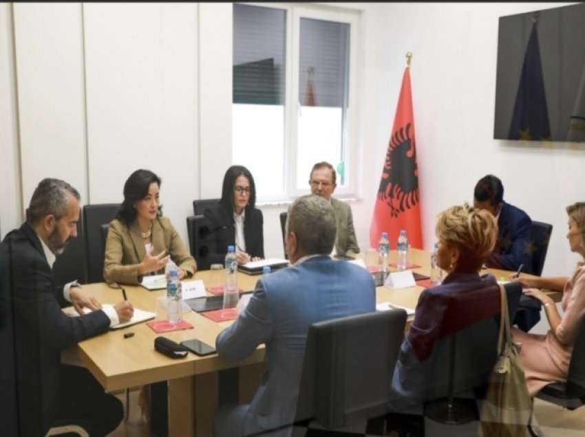 Financimet ruse në politikën shqiptare, ambasadorja Kim takime me KQZ-në