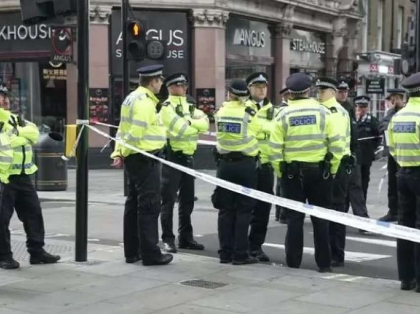 Theren me thikë dy policë britanik në Londër, dërgohen me urgjencë në spital