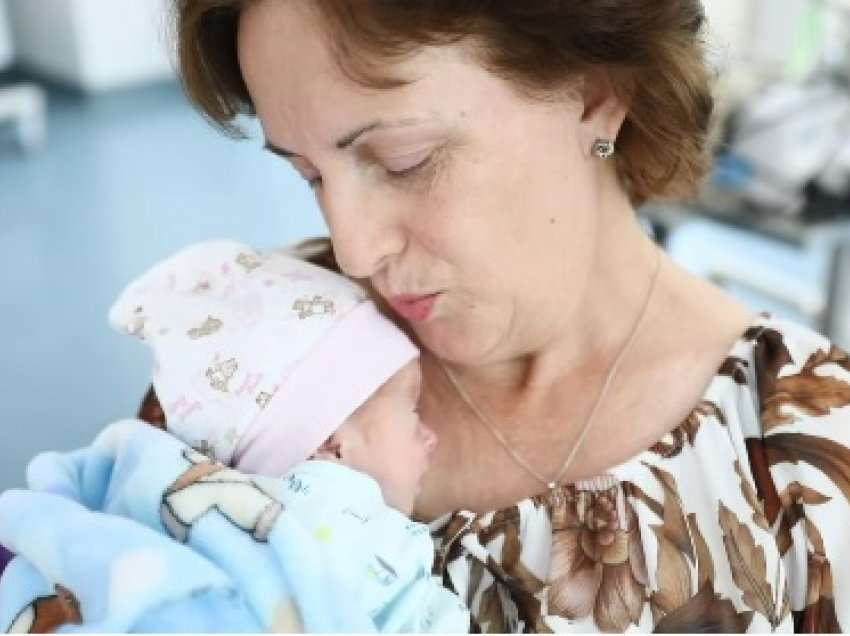 Infermierja 52-vjeçare nga Prishtina bëhet nënë për herë të parë