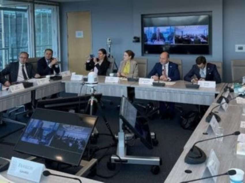 ​Ish kryeministri Hoti po merr pjesë në një tryezë diskutimi në Këshillin Atlantik në Uashington