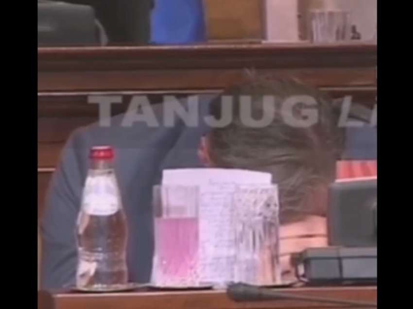 Moment i sikletshëm i Vuçiqit gjatë debatit për Kosovën