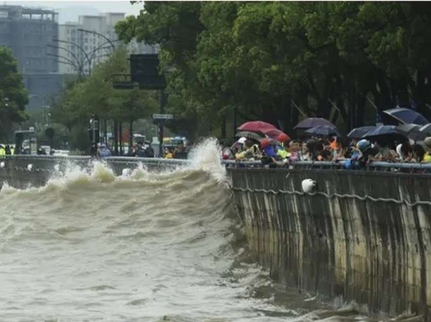 Meteorologët lëshojnë alarimin e kuq/ Tajfuni Muifa ‘bën kërdinë’