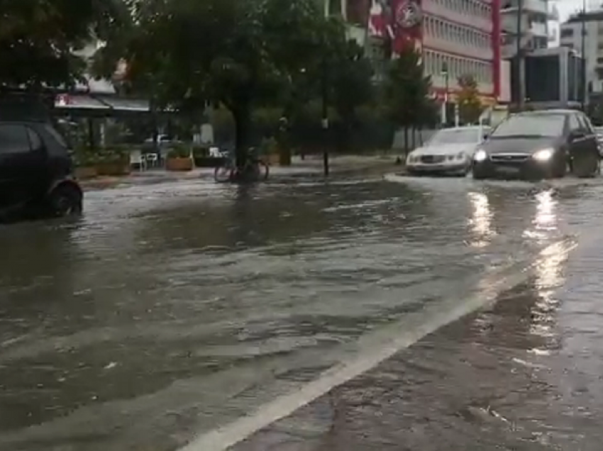 Reshje të dendura shiu, rrugët kthehen në lumenj në qytetin e Lushnjes
