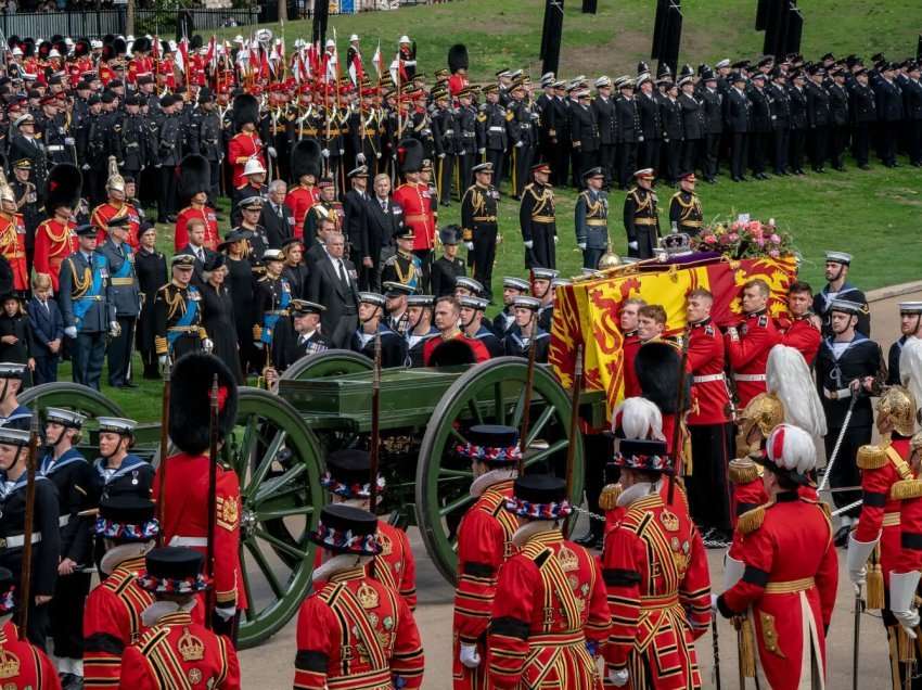 LIVE: Fundi i pjesës publike të funeralit, arkivoli me trupin e mbretëreshës u ul në varrin mbretëror