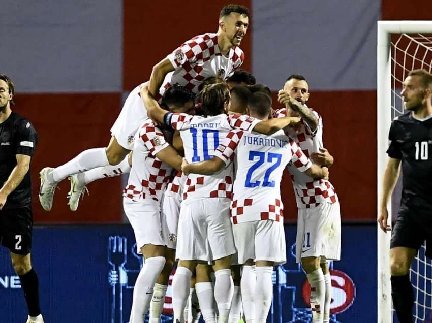 Kroacia gjunjëzon Danimarkën, merr kreun e tabelës