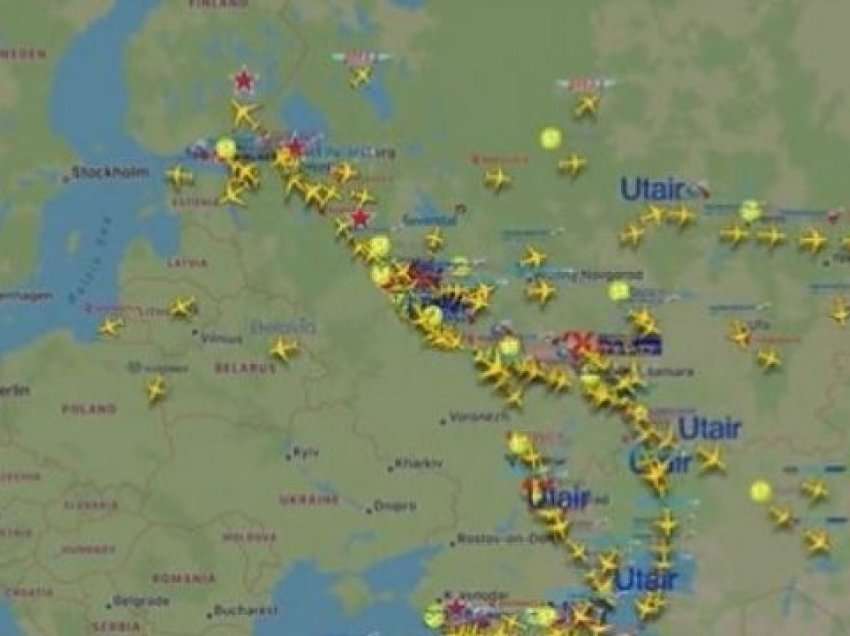 Pamje nga ajri: Qielli mbushet me aeroplanë, që po bartin njerëzit që po ikin nga Rusia