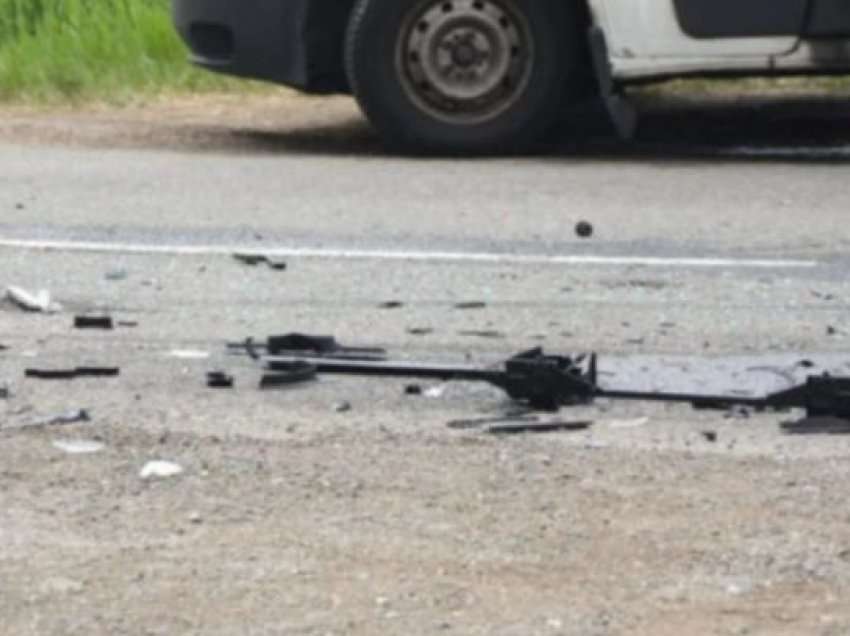 Aksident mes tri veturave në rrugën Prishtinë-Pejë, një person i lënduar