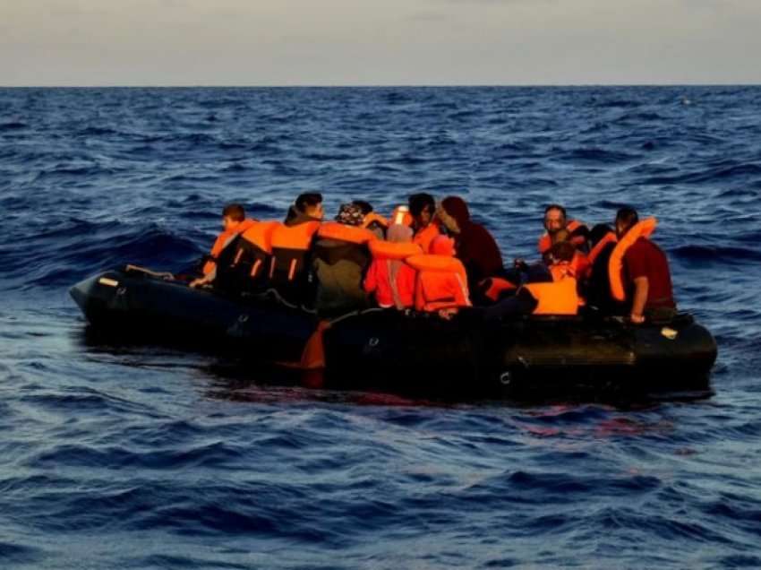 Tragjedi në Mesdhe, përmbytet varka me refugjatë, 73 të vdekur