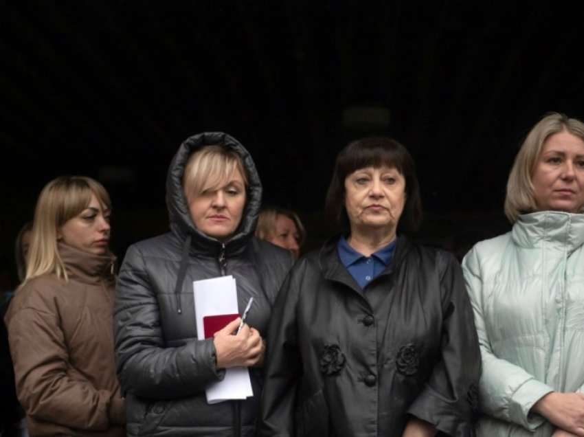 Ukraina thotë se banorët po i detyrojnë të votojnë për bashkim me Rusinë