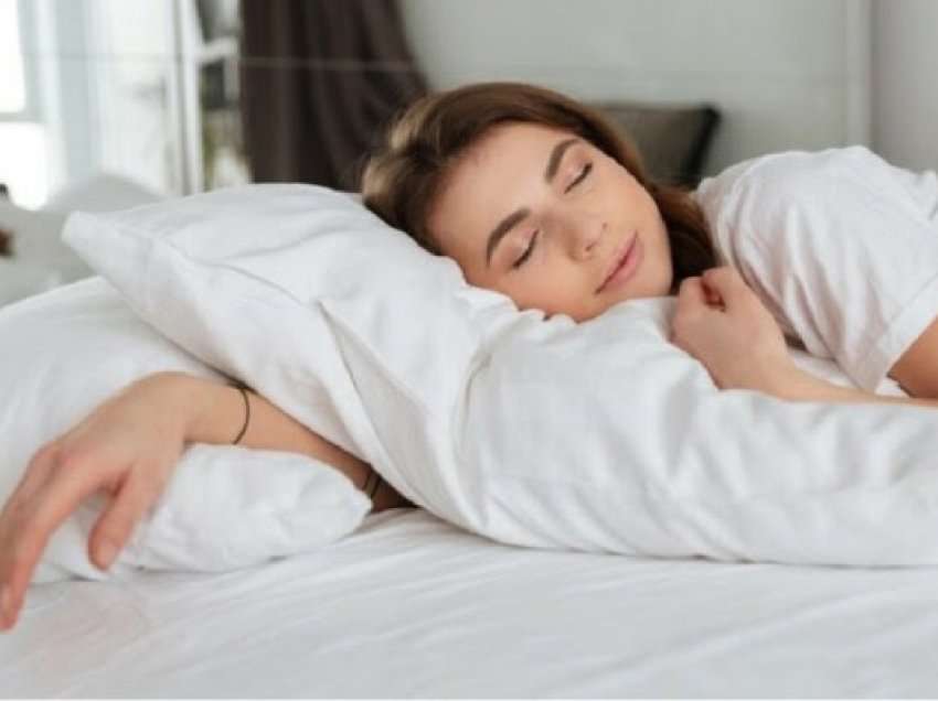 ​Të flesh me sytjena: E mirë apo e keqe për shëndetin?