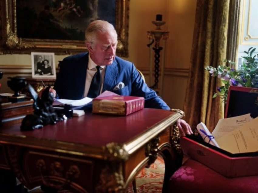 ​Mbreti Charles fotografohet duke punuar nga kutia e famshme e kuqe për herë të parë