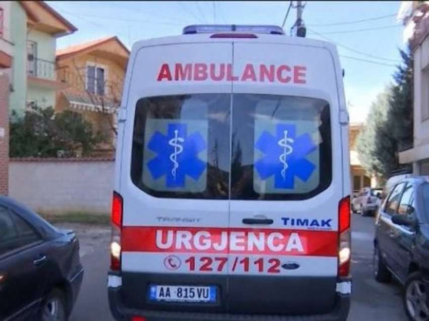 Tragjedi në Berat, 68-vjeçari që po mblidhte arra rrëzohet nga pema dhe ndërron jetë në vend