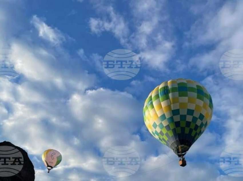 ​Në Bullgari mbahet festivali vjetor i balonave me ajër të nxehtë