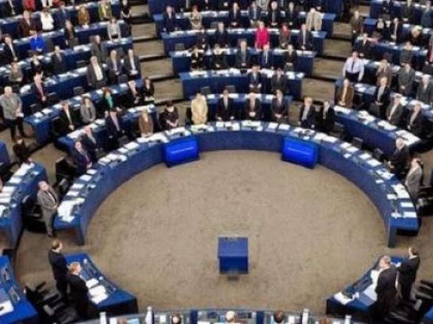 Europarlamentarët: Serbia s’mund të vazhdojë negociatat nëse nuk vendos sanksionet ndaj Rusisë
