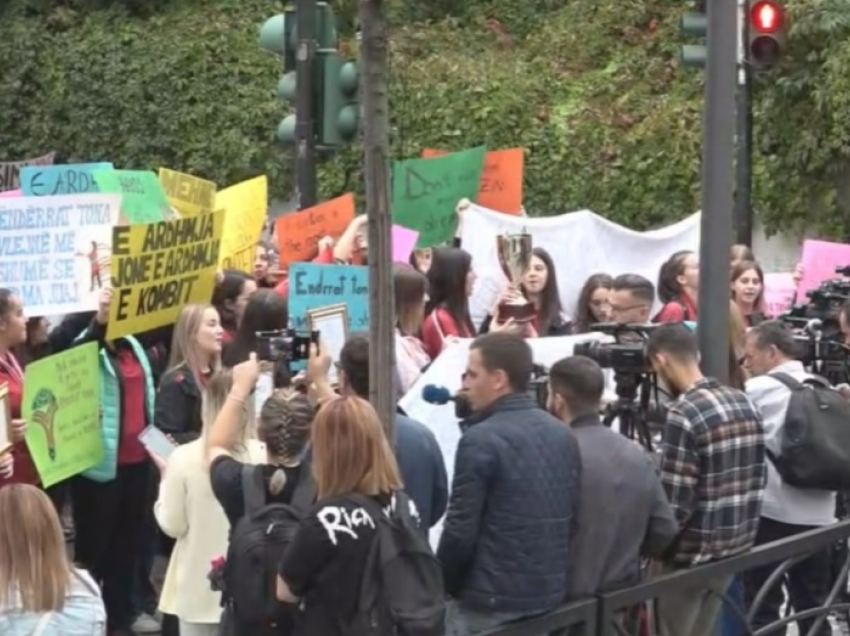 Mbyllja e Kolegjit turk, protestojnë nxënëset. Reagon Rama