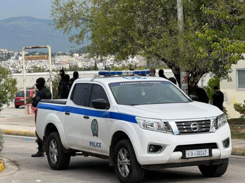 Oficerja qëllon me armë zjarri shqiptarin në Athinë, çfarë ndodhi sot në Greqi