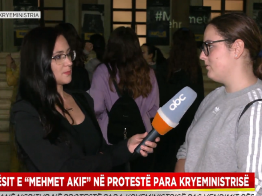 Protestë te Kryeministria, nxënësja e “Mehmet Akif”: U shokuam kur mësuam lajmin për mbylljen