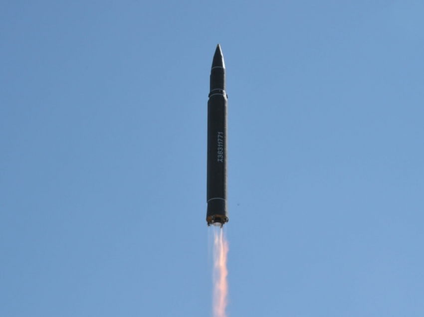 Koreja e Veriut lëshon raketë balistike pas largimit të Kamala Harrisit nga Koreja e Jugut
