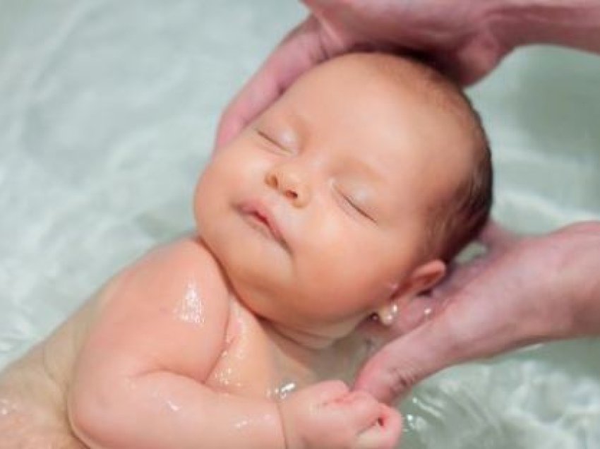 Bebja nuk duhet asesi të pastrohet menjëherë pas lindjes