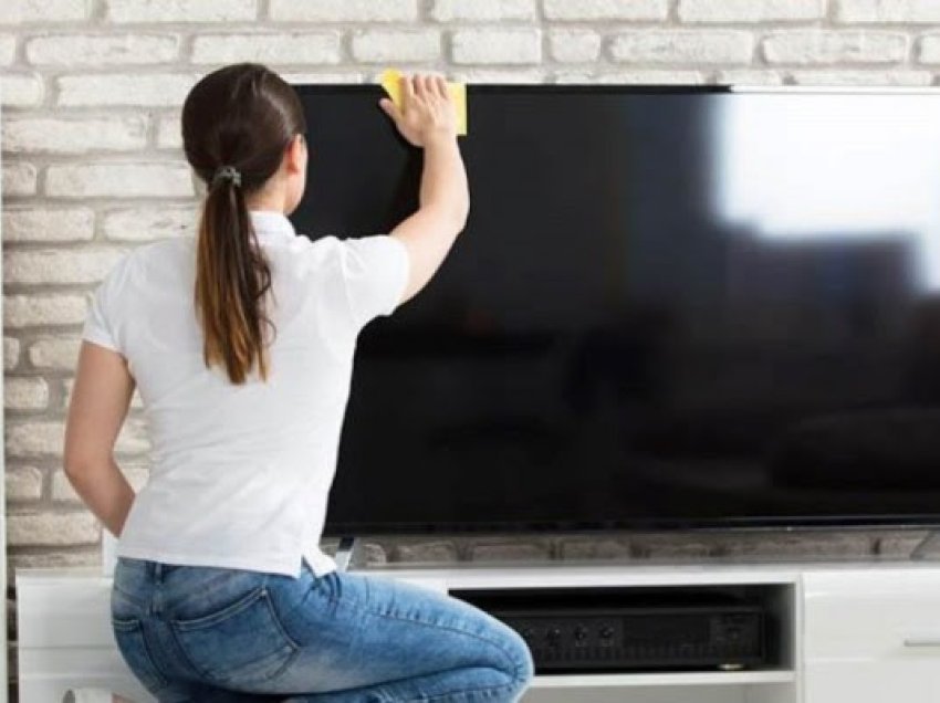 ​Si të pastroni ekranin televizorit pa e dëmtuar atë