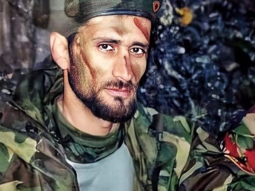 Bashkëshortja e Agim Ramadanit publikon diplomën e heroit: Kjo temë është tejet e rëndësishme për FSK-në sot