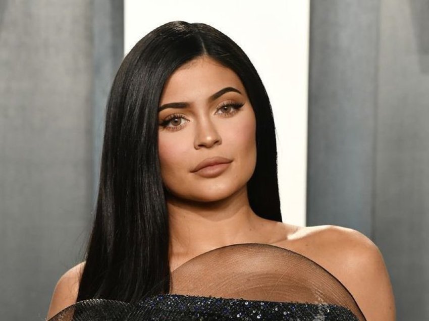 Kylie Jenner thuhet se ka nisur një lidhje me aktorin e njohur të Hollywood