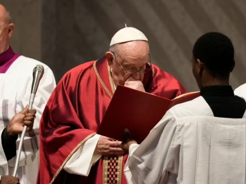 Papa Françesku, nuk merr pjesë në procesionin tradicional të së Premtes së Mirë