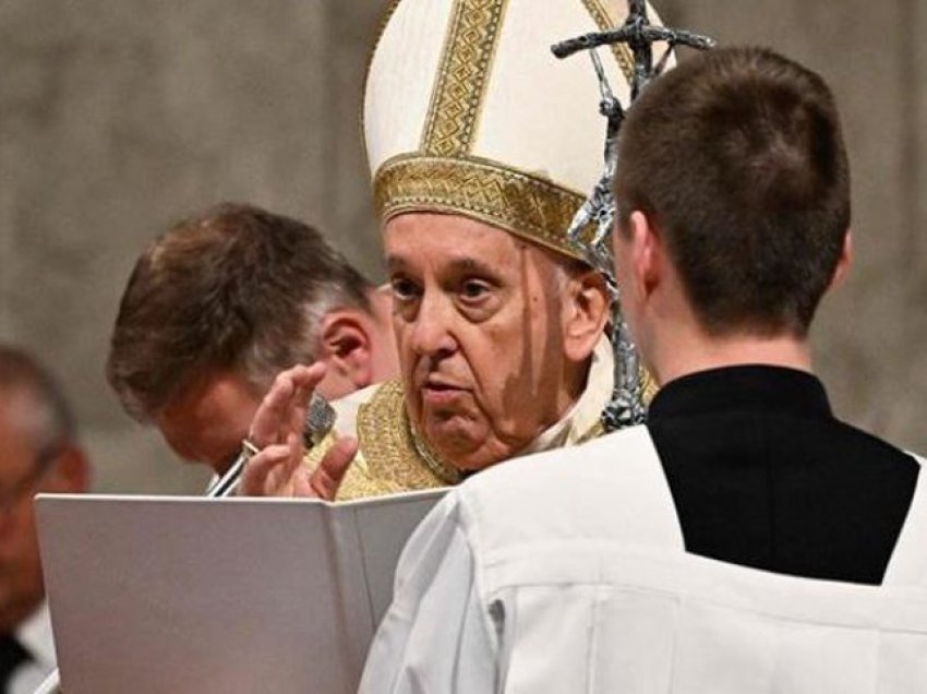 Në gjendje të rënduar shëndetësore, Papa Françesku merr pjesë në Vigjiljen e Pashkëve