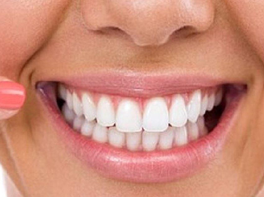 Mos i bëni këto 7 gjëra nëse doni dhëmbë të shëndetshëm